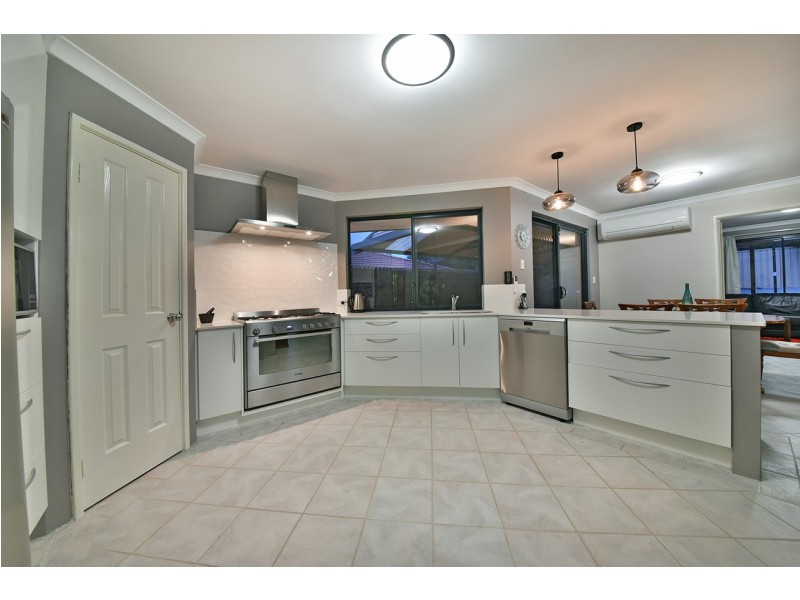 28 Strathalbyn Loop, Carramar WA 6031