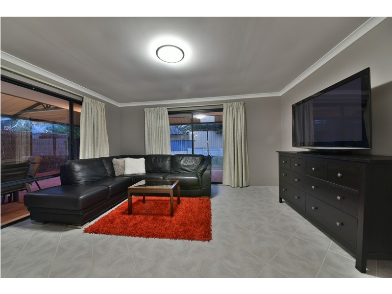 28 Strathalbyn Loop, Carramar WA 6031
