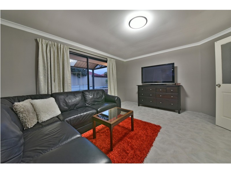 28 Strathalbyn Loop, Carramar WA 6031