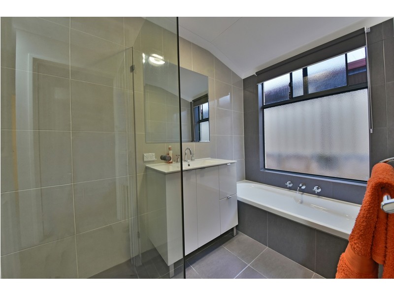 28 Strathalbyn Loop, Carramar WA 6031