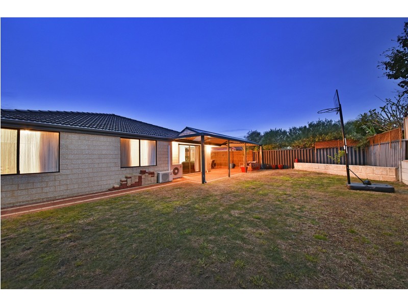 28 Strathalbyn Loop, Carramar WA 6031