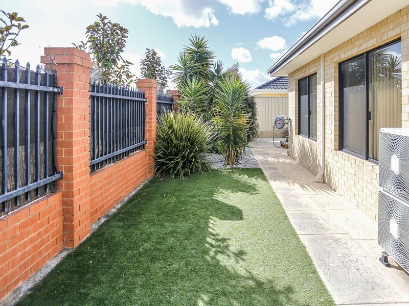 14 Bardeen Pass, Carramar WA 6031