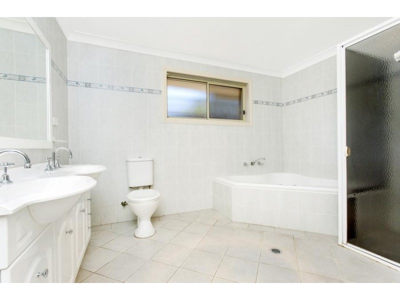 11 Magree Crescent, Chipping Norton NSW 2170