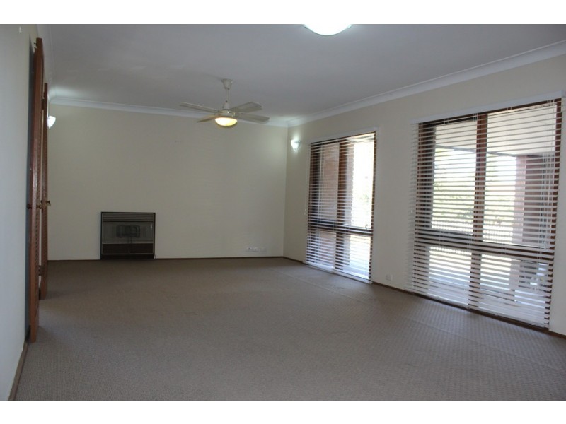 2 Holly Avenue, Chipping Norton NSW 2170