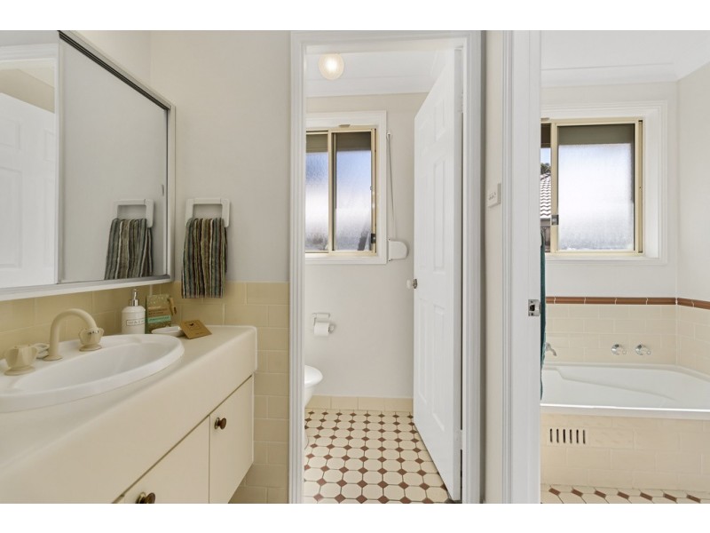 10 Somercotes Court, Wattle Grove NSW 2173