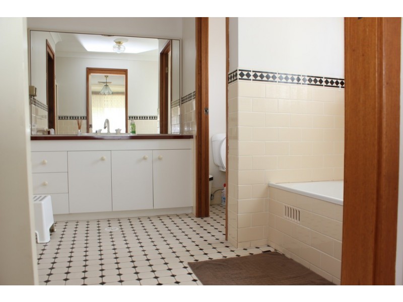 15 Woburn Abbey Court, Wattle Grove NSW 2173