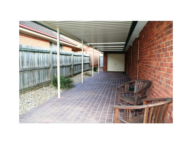4 Farnborough Court, Wattle Grove NSW 2173
