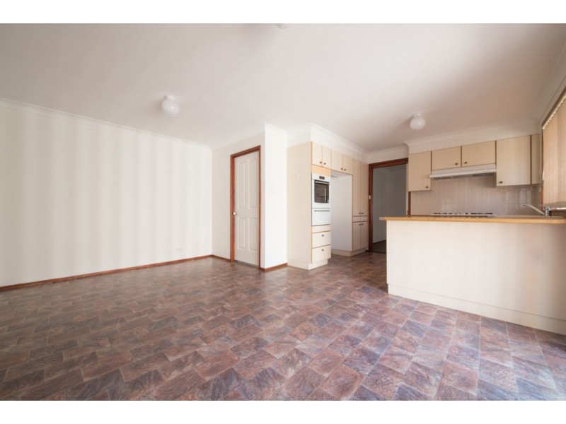 8 Clarendon Court, Wattle Grove NSW 2173