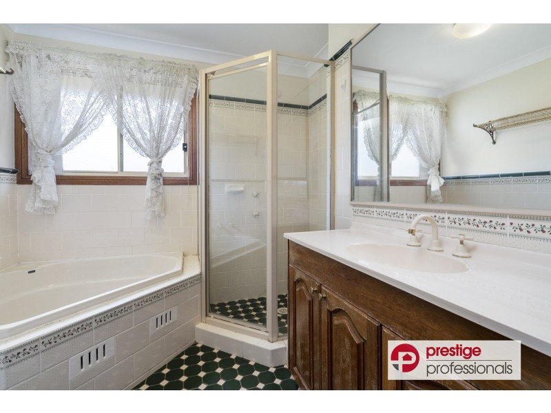 22 Castle Rock Court, Wattle Grove NSW 2173