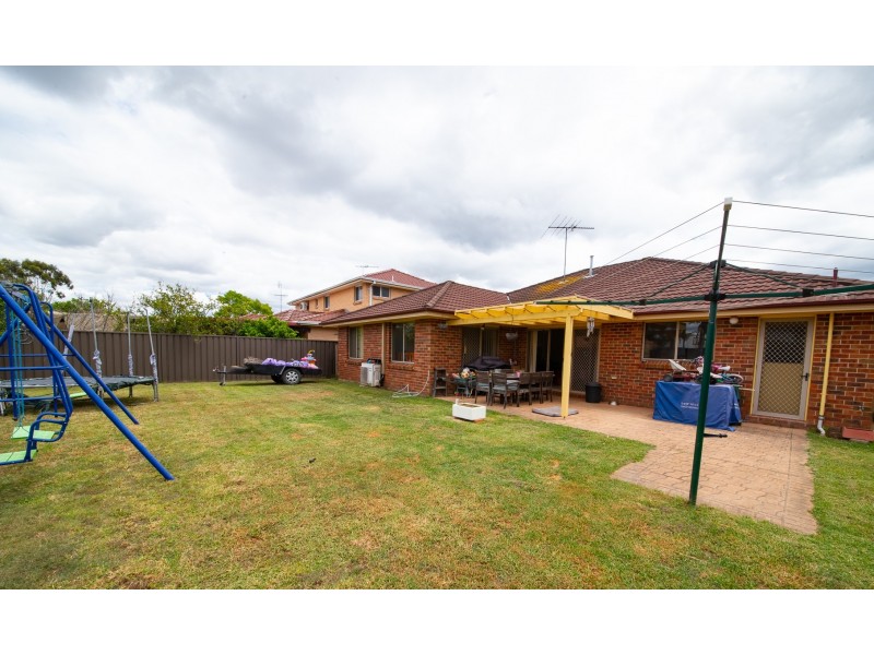 40 Banyule Court, Wattle Grove NSW 2173