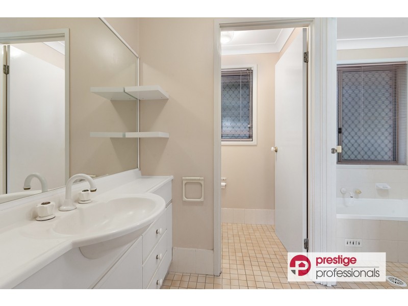 8 Haughton Court, Wattle Grove NSW 2173