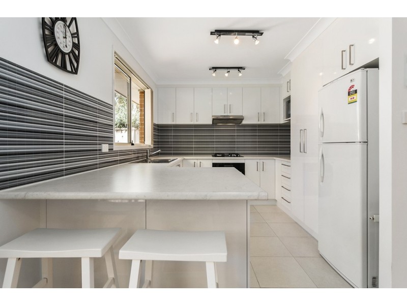 8 Jenolan Court, Wattle Grove NSW 2173