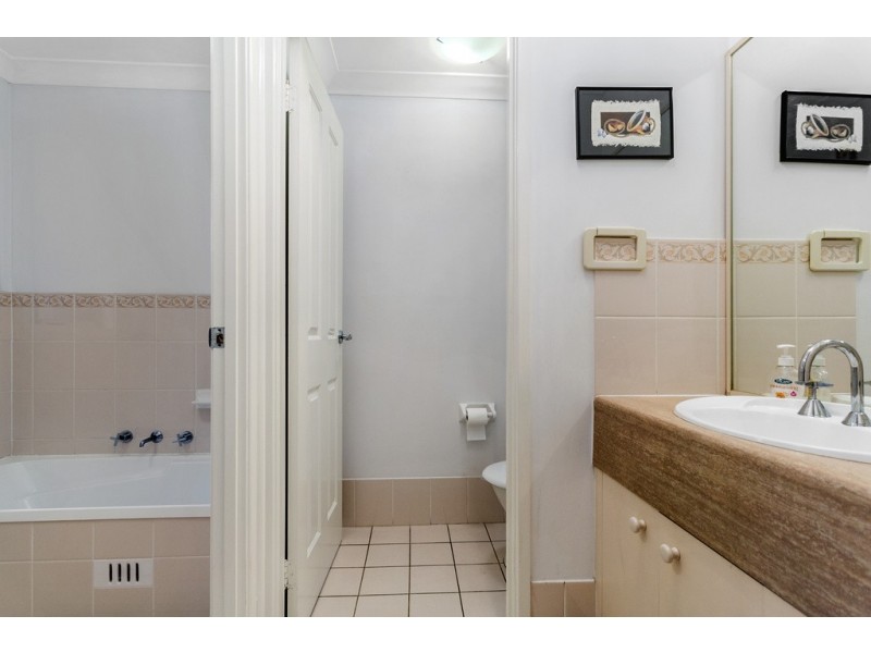 8 Jenolan Court, Wattle Grove NSW 2173