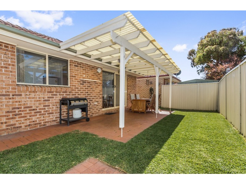 8 Jenolan Court, Wattle Grove NSW 2173