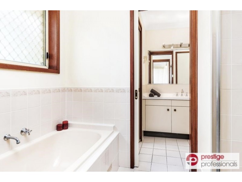 10 Exbury Court, Wattle Grove NSW 2173