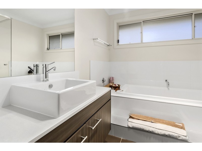 20 Bushview Lane, Moorebank NSW 2170