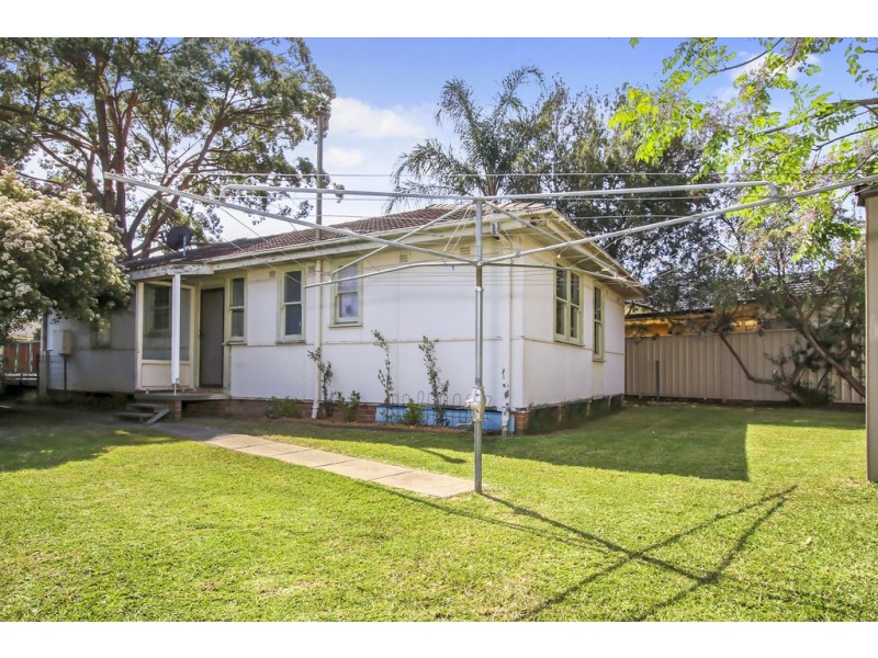 33 Salamaua Crescent, Holsworthy NSW 2173