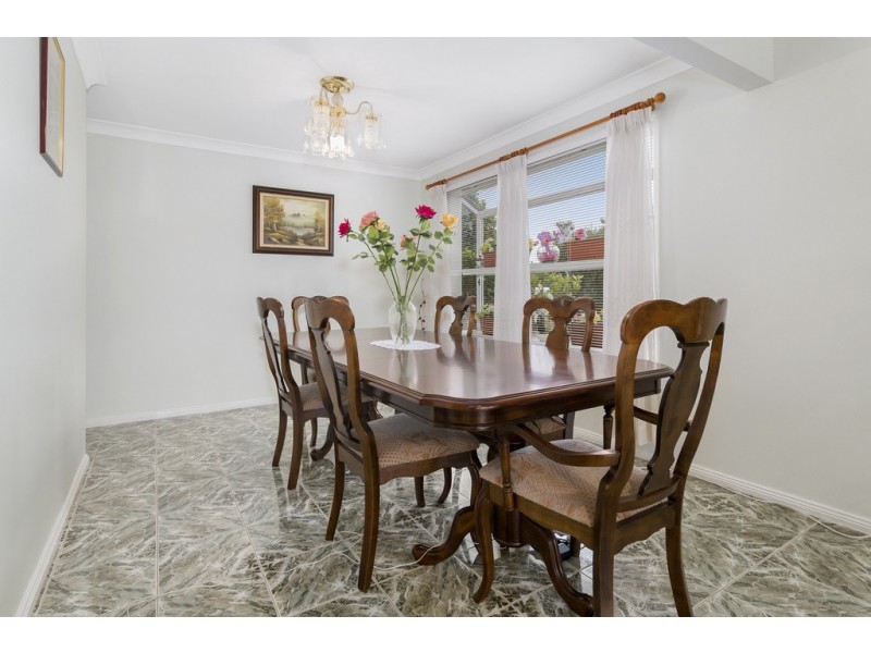 1 Glenelg Court, Wattle Grove NSW 2173