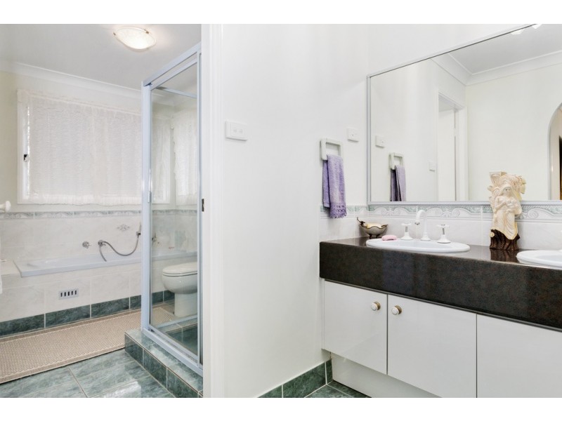 1 Glenelg Court, Wattle Grove NSW 2173