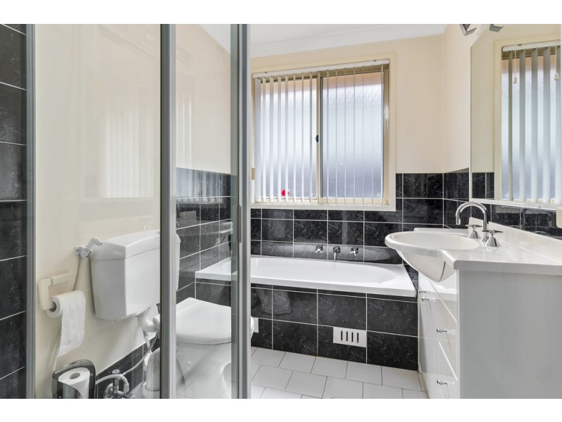 33 Castle Rock Court, Wattle Grove NSW 2173