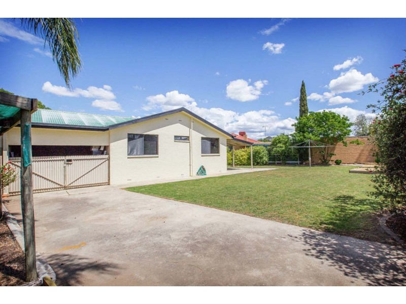 414 Kunama Court, Lavington NSW 2641