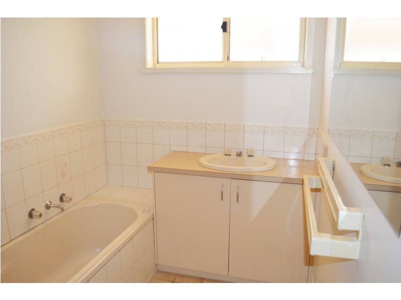 2/419 Prune Street, Lavington NSW 2641