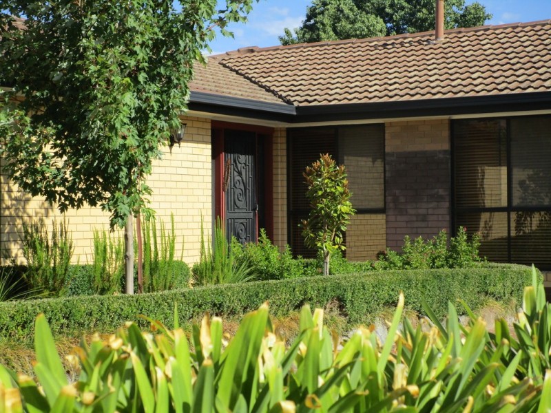 411 Kunama Court, Lavington NSW 2641