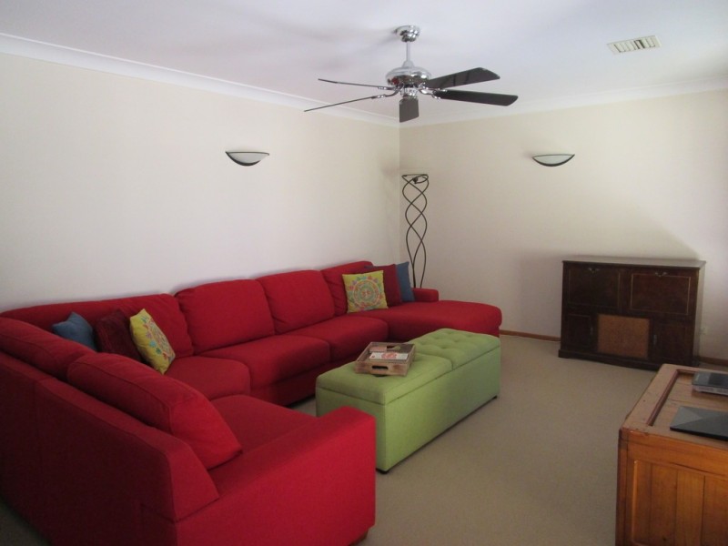 411 Kunama Court, Lavington NSW 2641