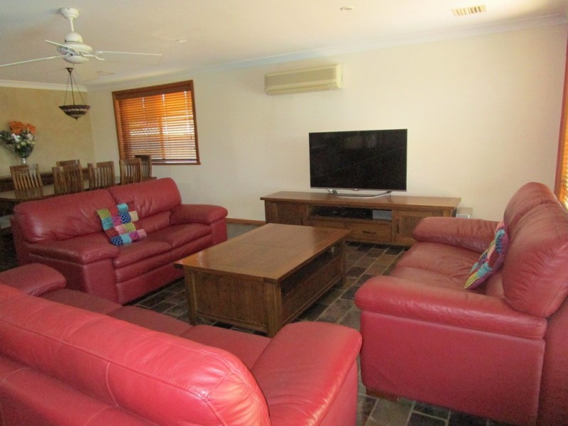 411 Kunama Court, Lavington NSW 2641