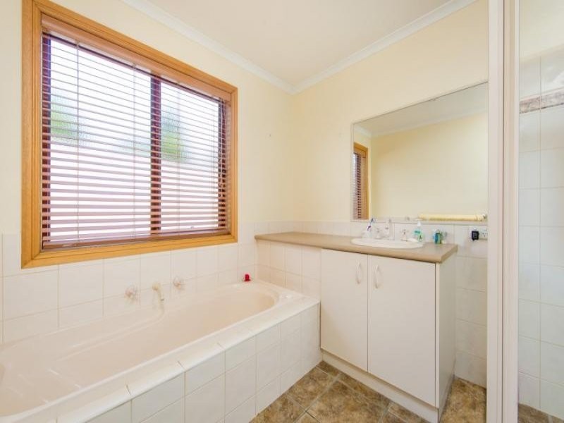 11 Adams Court, Thurgoona NSW 2640