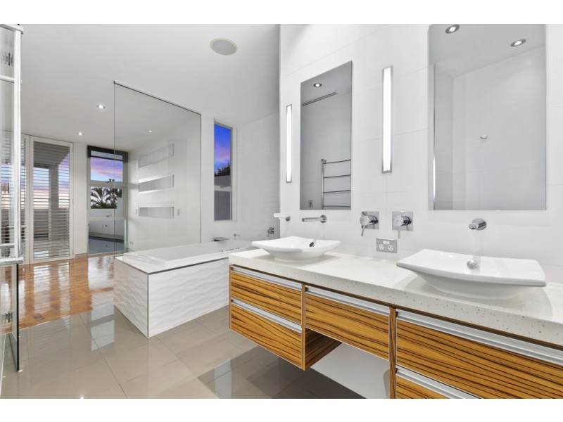 15 Wentworth Parade, Balmoral QLD 4171