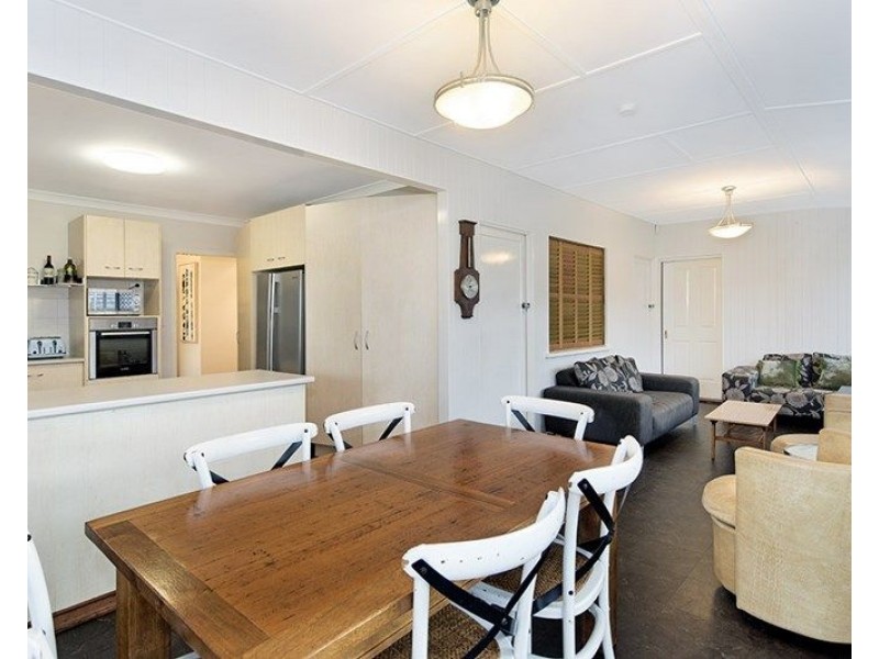 26 Melbourne Avenue, Camp Hill QLD 4152