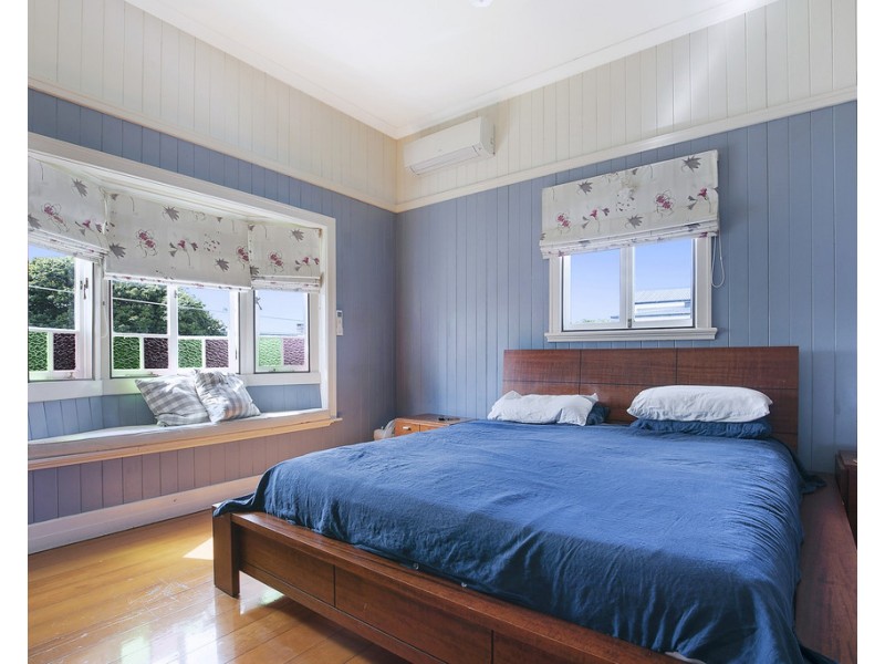 70 Winchester Street, Hamilton QLD 4007