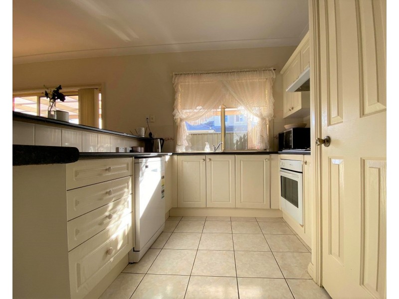 4 Oriole Walk, Mawson Lakes SA 5095