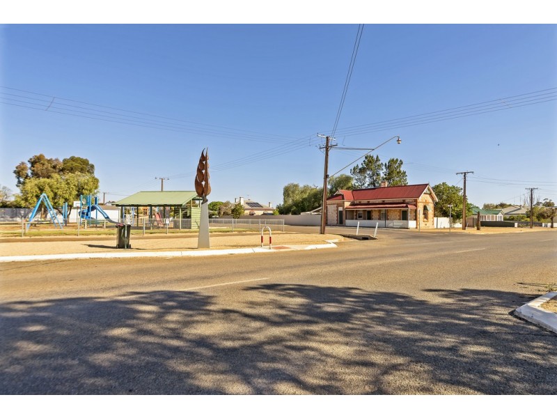 6 Main Street, Owen SA 5460