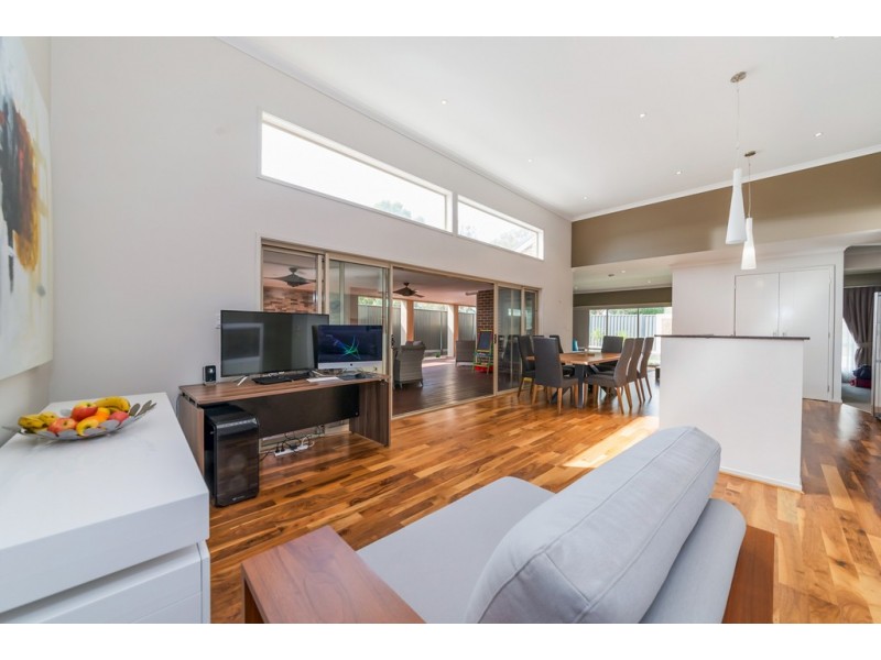13 Roxburgh Cres, Blakeview SA 5114