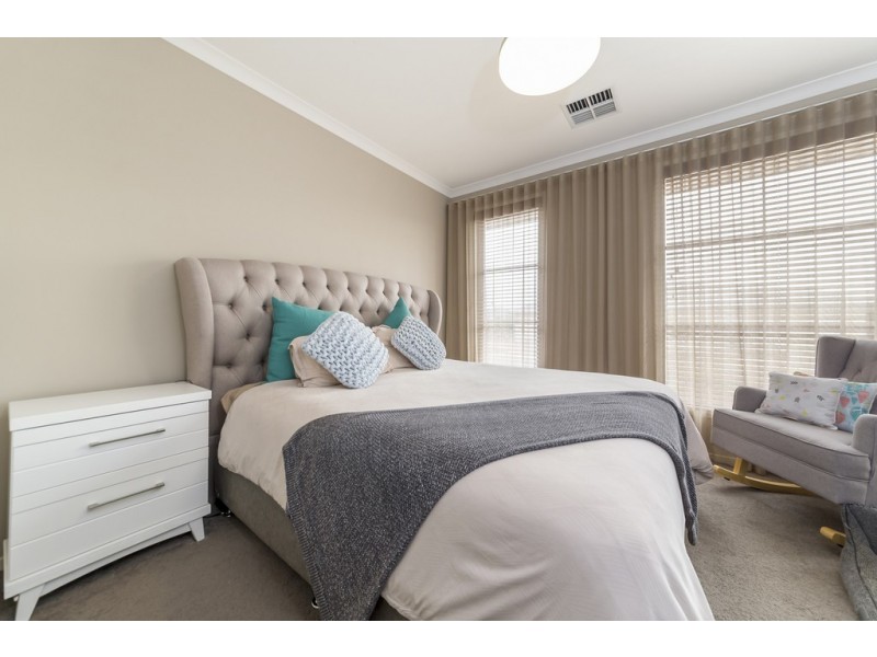 13 Roxburgh Cres, Blakeview SA 5114