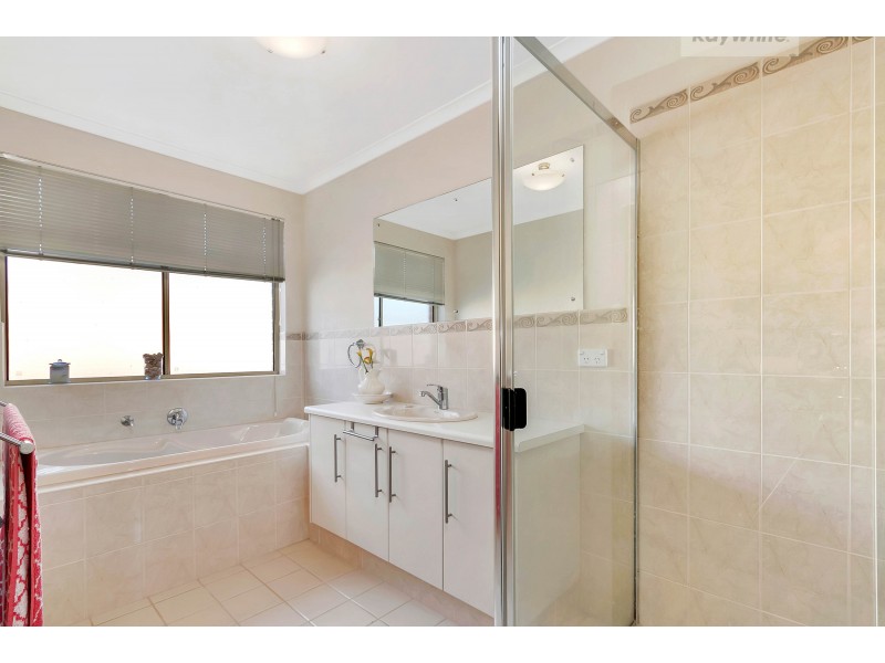 8 Thompson Circuit, Evanston Park SA 5116