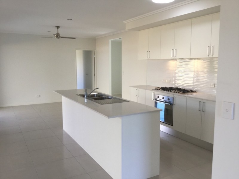 100 Springbrook Avenue, Redlynch QLD 4870