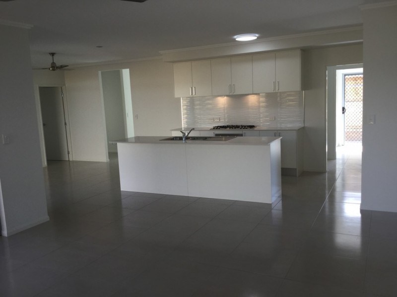 100 Springbrook Avenue, Redlynch QLD 4870