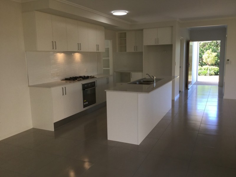 100 Springbrook Avenue, Redlynch QLD 4870