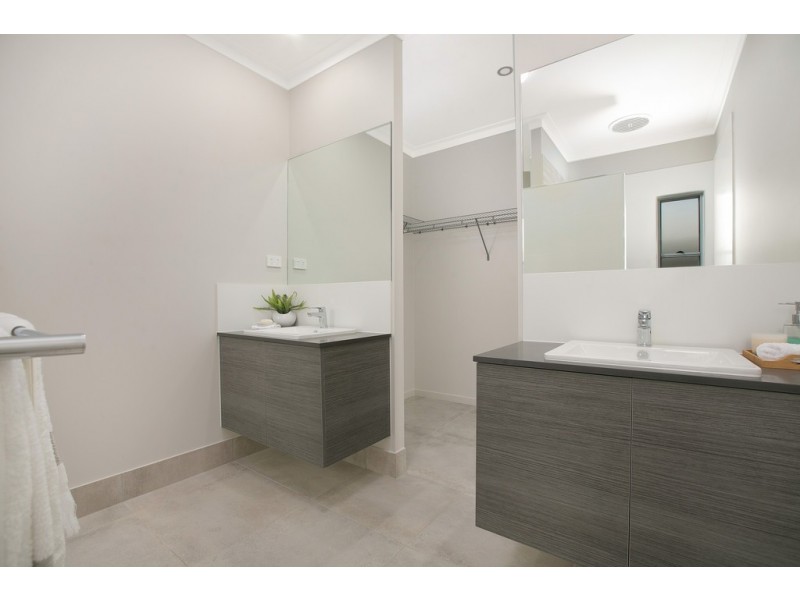 96 Springbrook Avenue, Redlynch QLD 4870