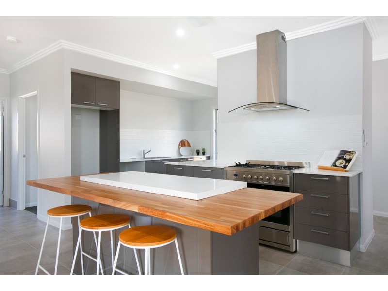 104 Springbrook Avenue, Redlynch QLD 4870