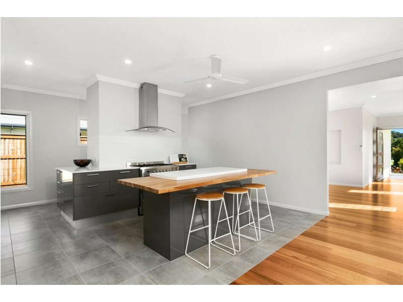 104 Springbrook Avenue, Redlynch QLD 4870