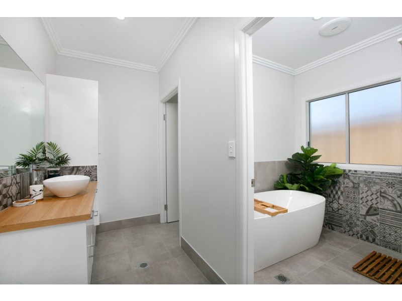 104 Springbrook Avenue, Redlynch QLD 4870