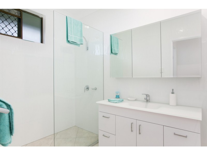33 Lime Street, Mooroobool QLD 4870