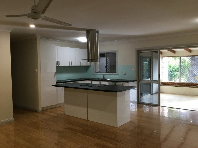 33 Oleander Street, Holloways Beach QLD 4878