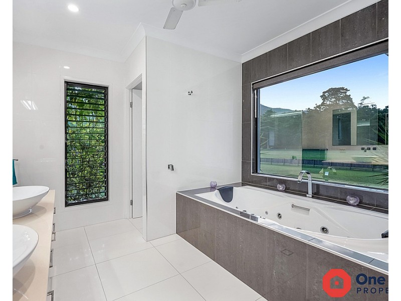 17 Sascha Close, Redlynch QLD 4870