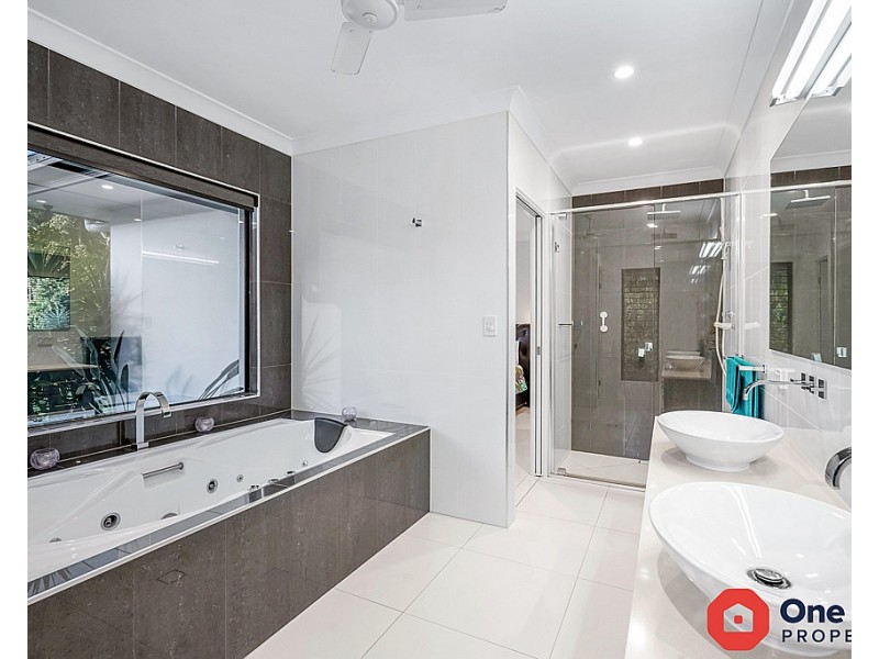17 Sascha Close, Redlynch QLD 4870