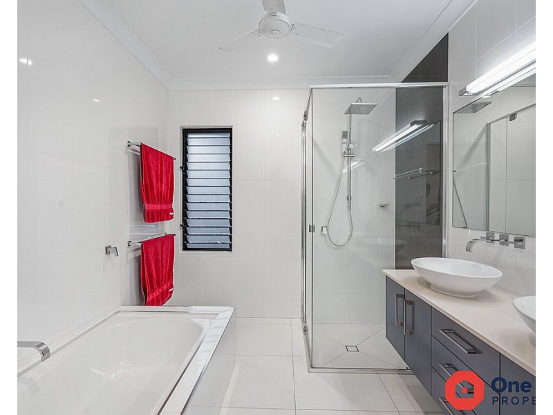 17 Sascha Close, Redlynch QLD 4870
